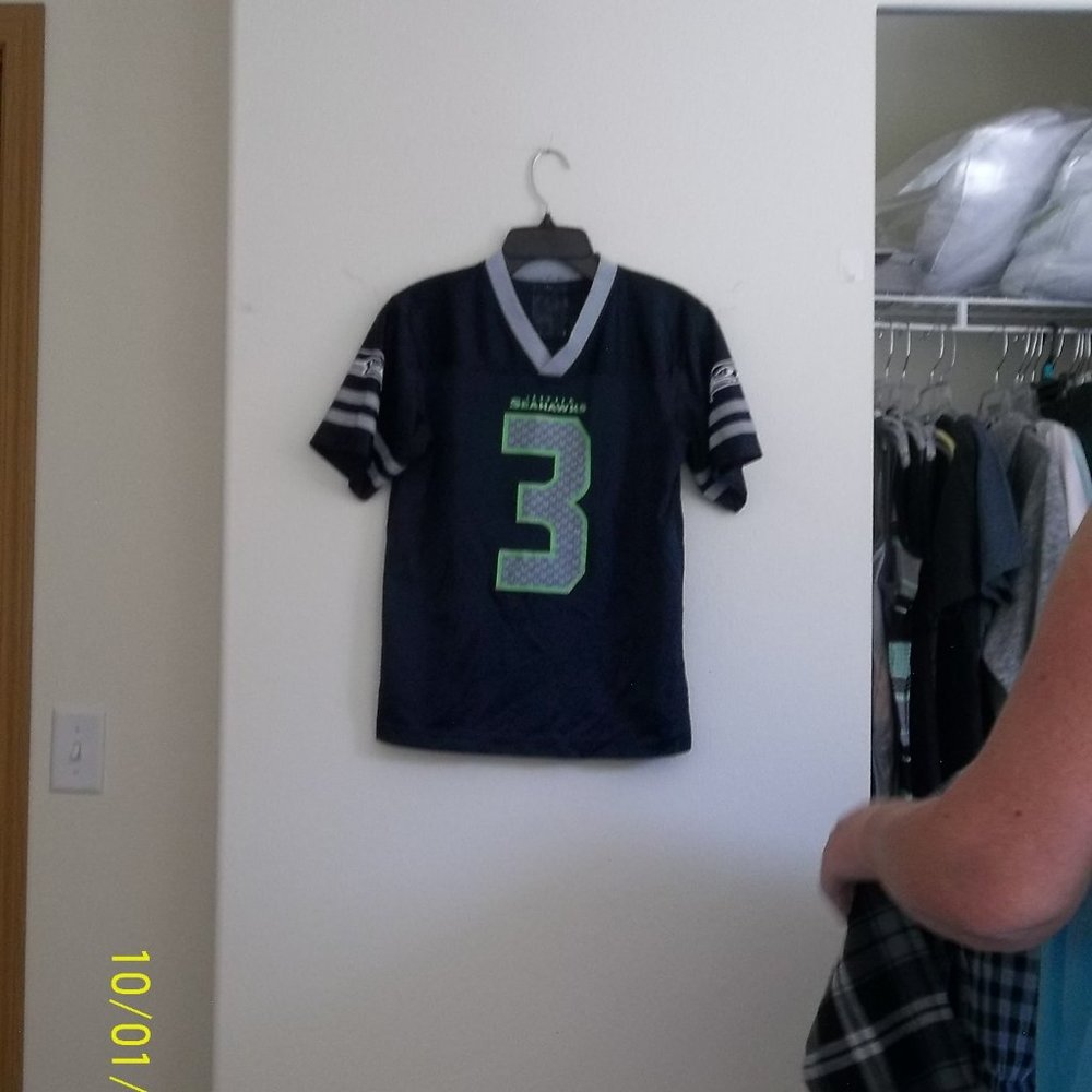 Team Apparel Seahawks Boys Large 12/14 #3 Wilson V-neck Short Sleeved T-Shirt